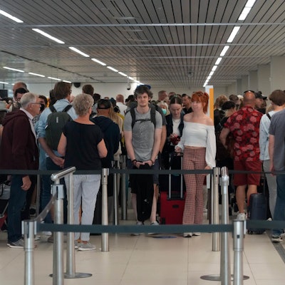 Wartende am Flughafen