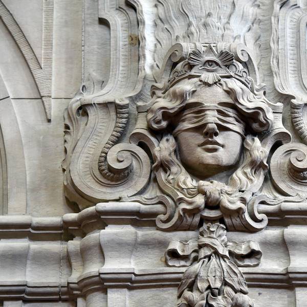 Justitia an einer Mauer