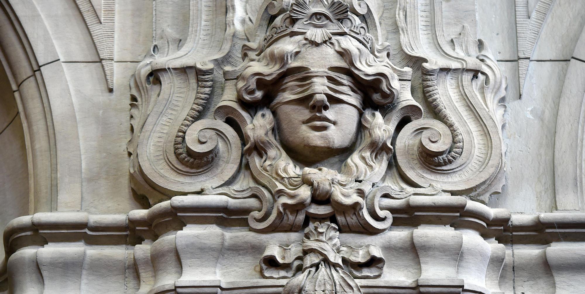 Justitia an einer Mauer