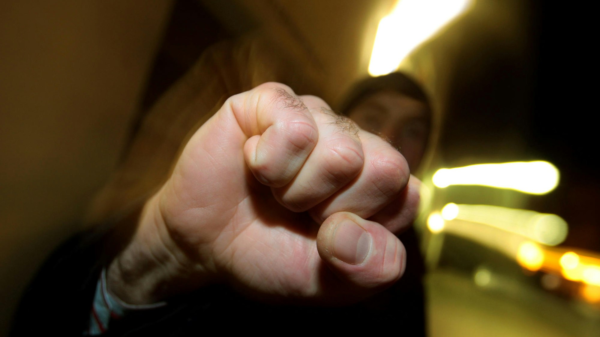 Ein Mann streckt seine Faust in die Kamera.