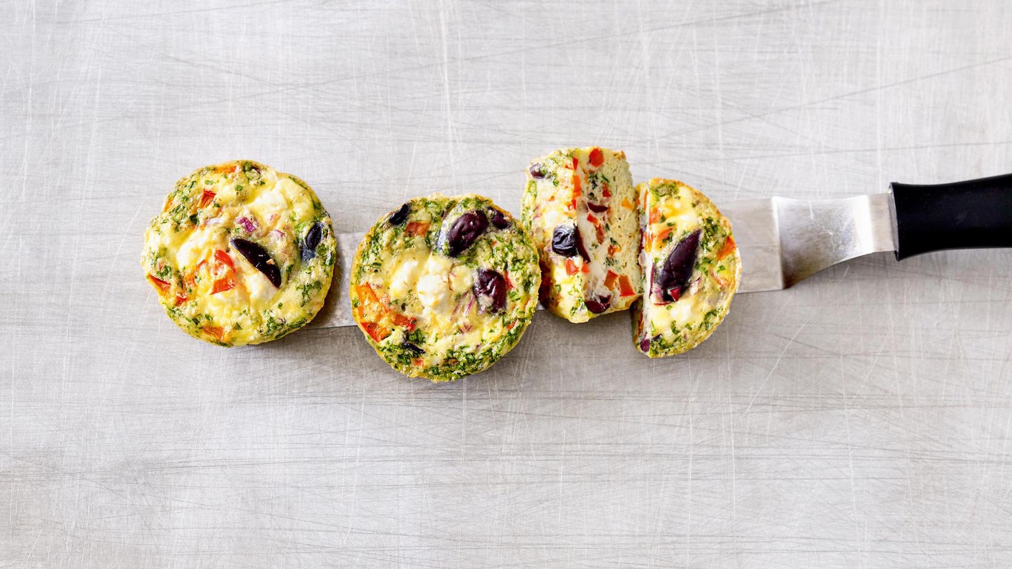 Griechische Rührei-Muffins angerichtet auf einer Arbeitsfläche