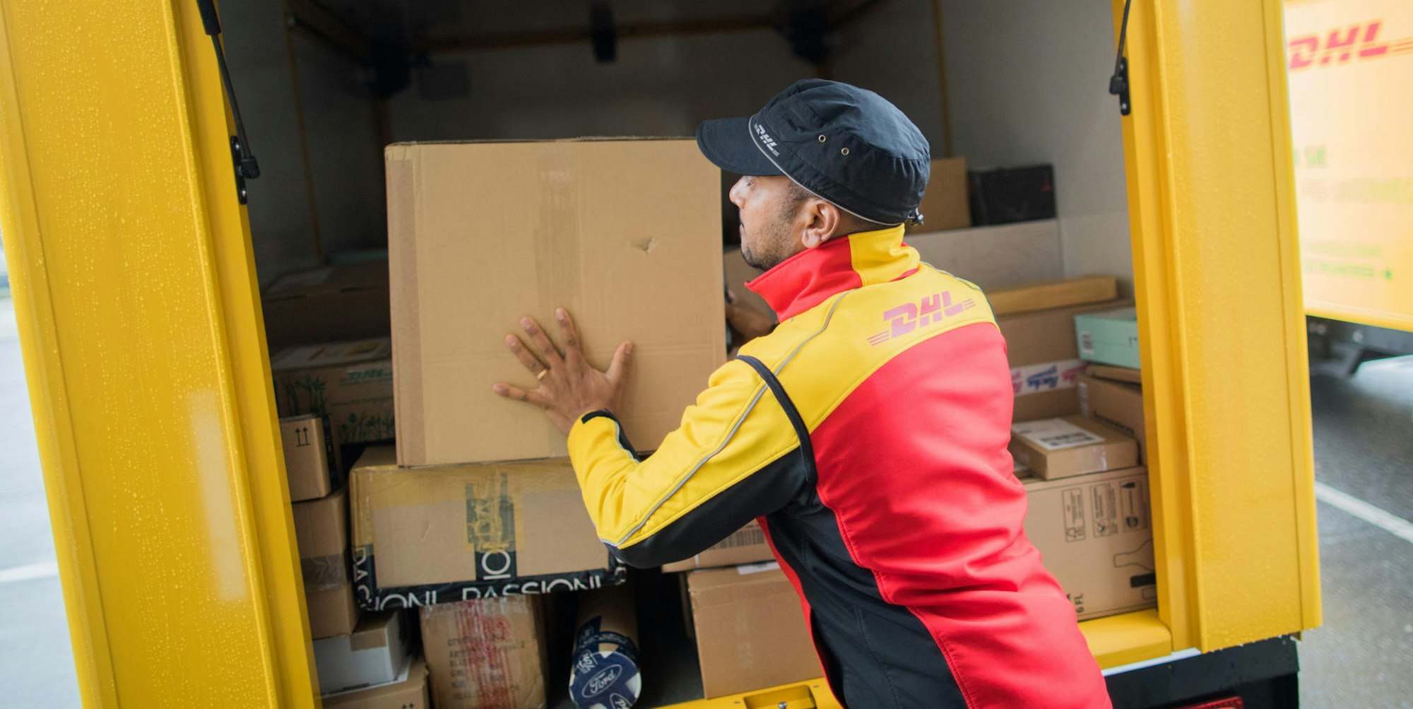 DHL Paketbote Post