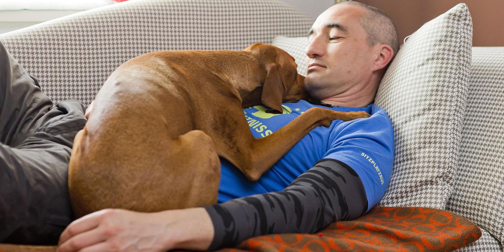 Kuscheln mit Hund