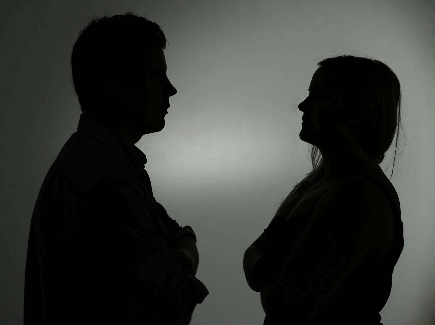 Paar schweigt sich an