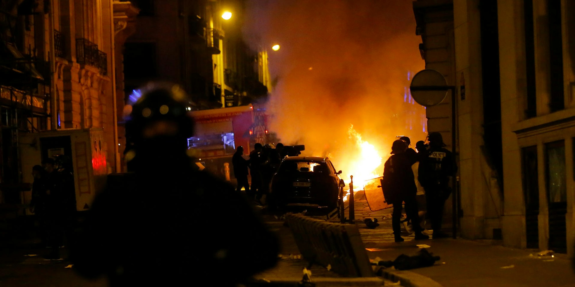 Paris Ausschreitungen dpa