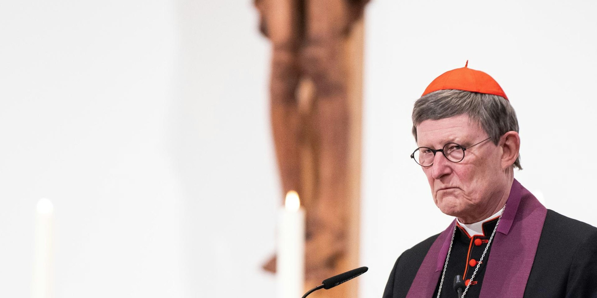 Kardinal Woelki schaut traurig