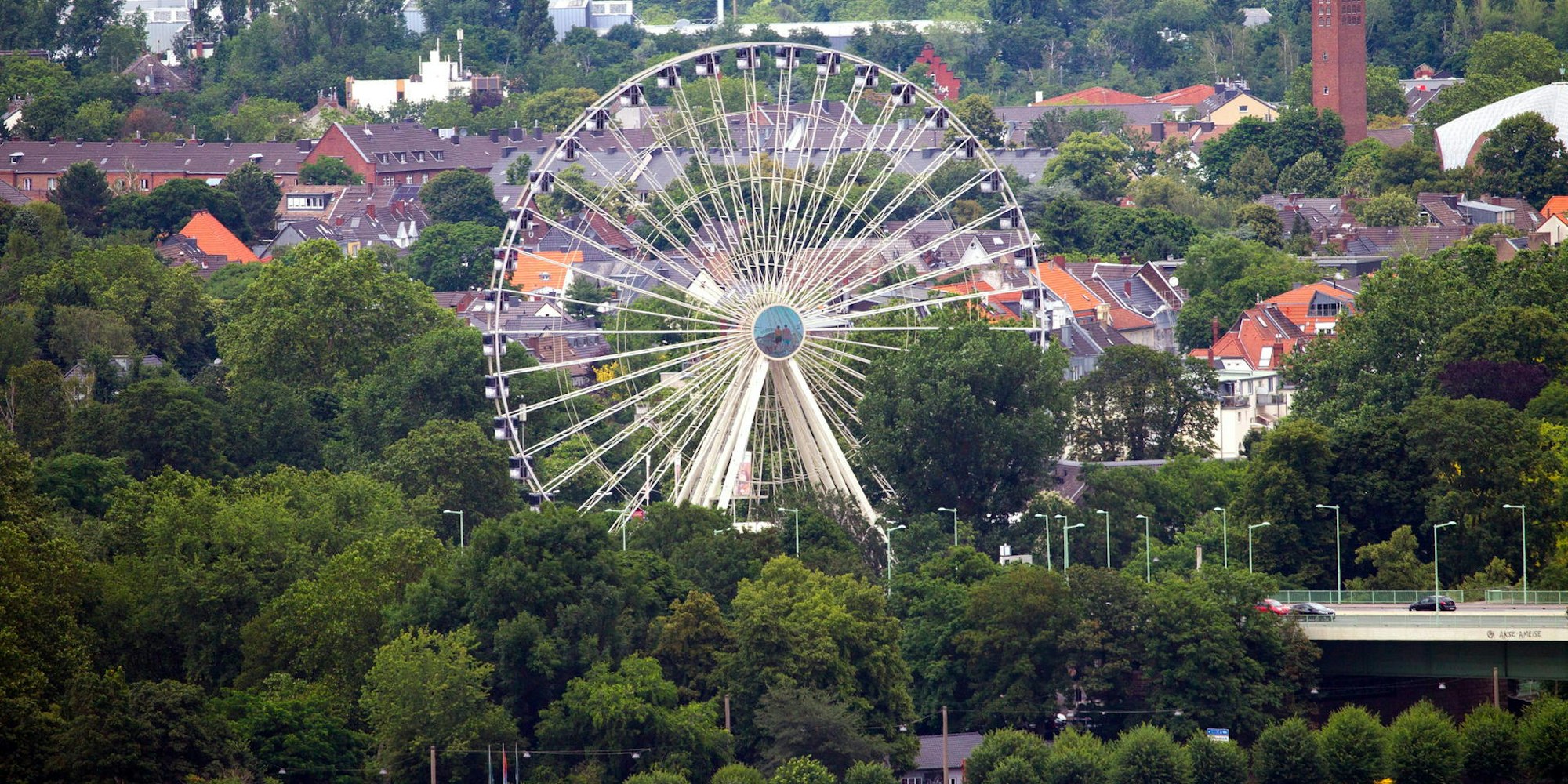 Riesenrad am Kölner Zoo vom LVR Turm