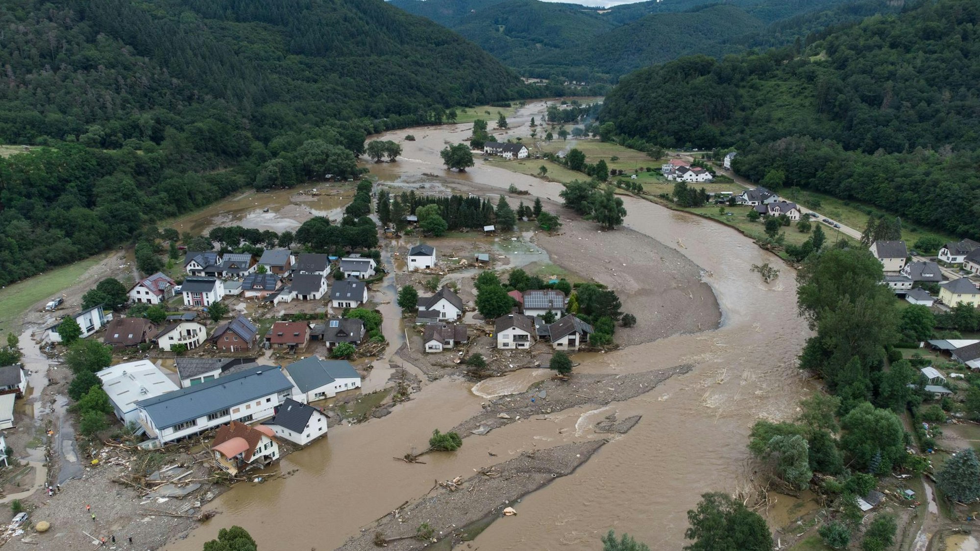 Eine Drohnenaufnahme des Ahrtals nah der Flut. Das Wasser steht noch immer sehr hoch.