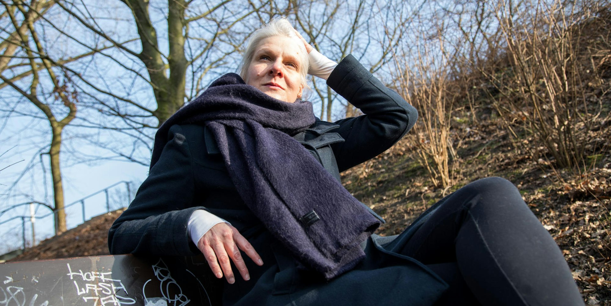 Frau sitzt auf Bank_Winterblues_Header