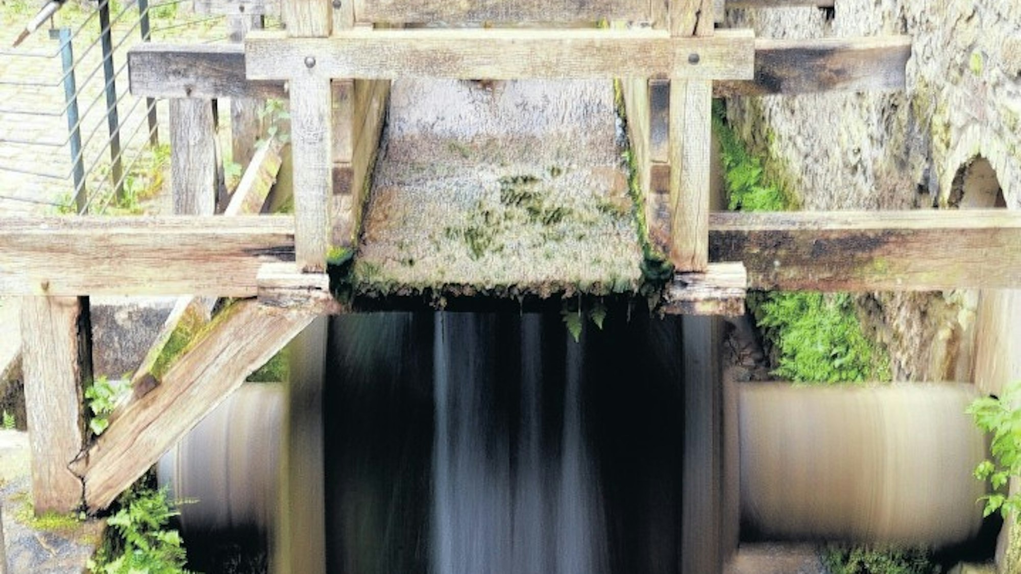 Holzgerüst, darunter eine schnell drehende Rolle