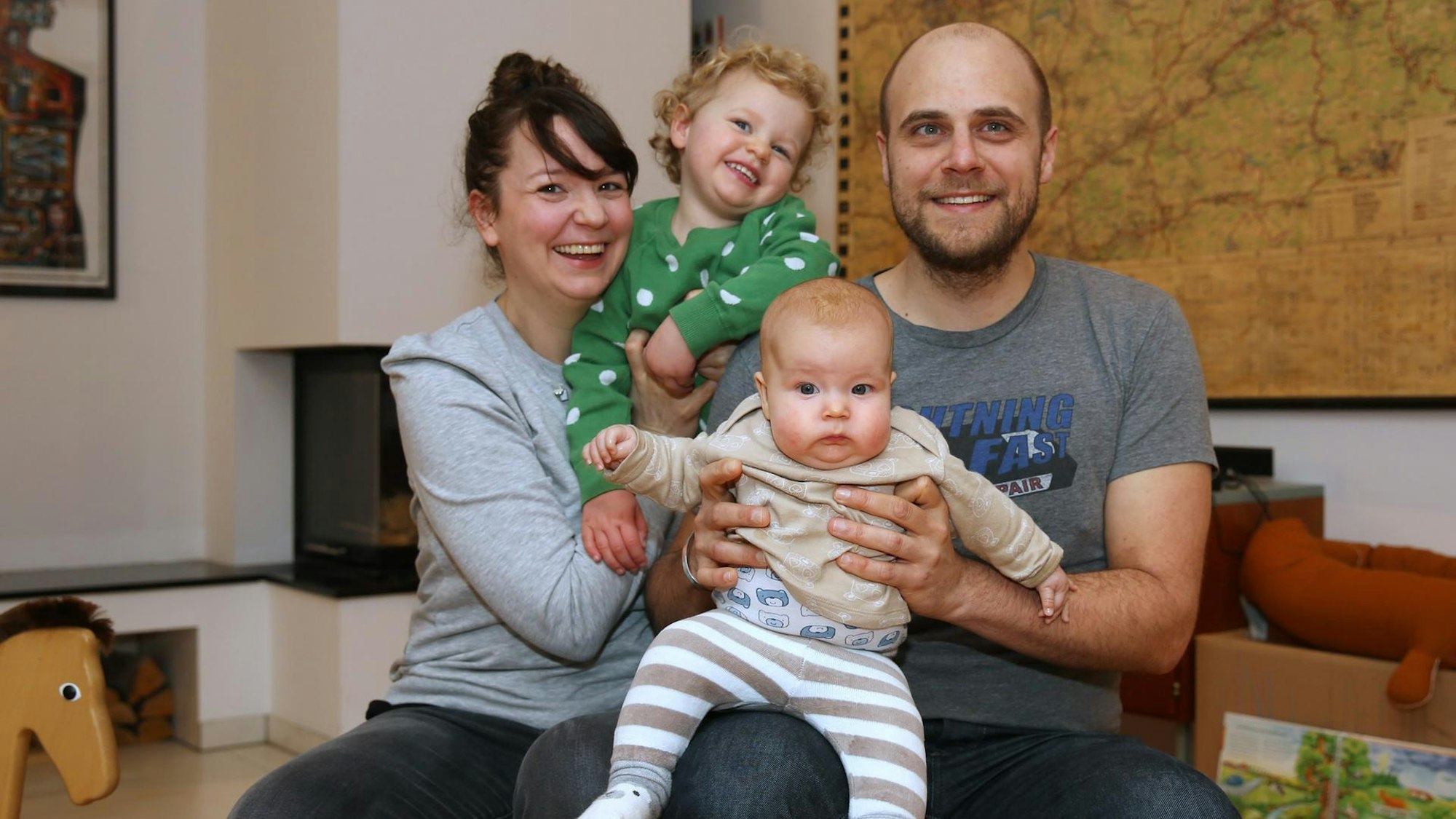 Pia und Andreas Altefrohne mit den Töchtern Hedi und Edda