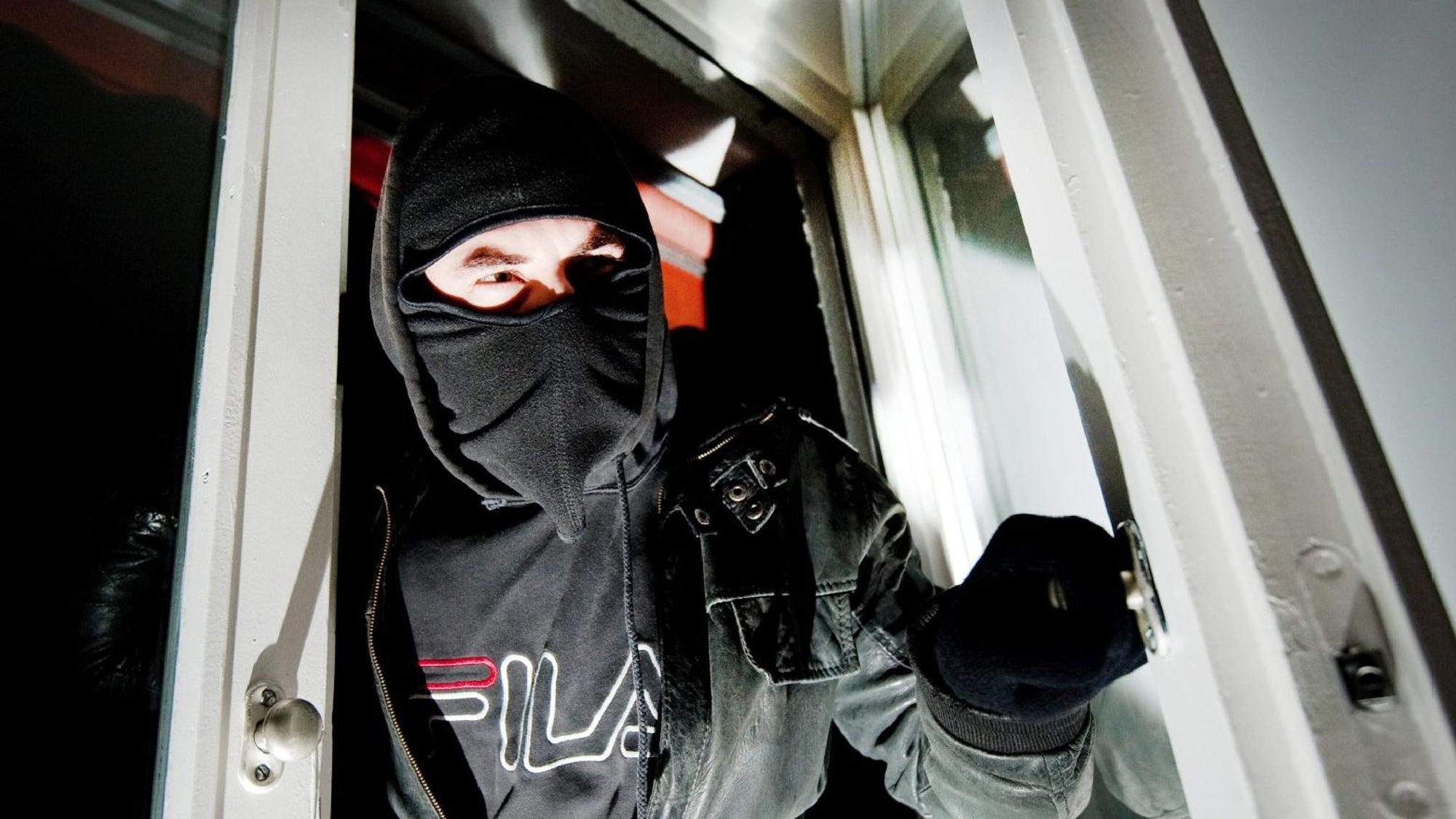 Das Symbolfoto zeigt einen maskierten Einbrecher.