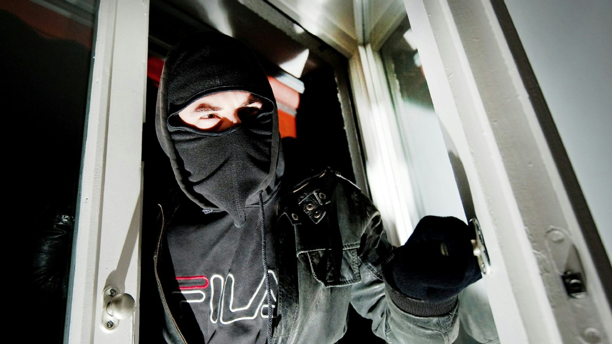 Das Symbolfoto zeigt einen maskierten Einbrecher.