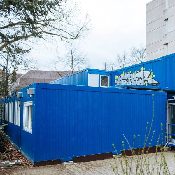 Hansa_Gymnasium_-_blauer_Container