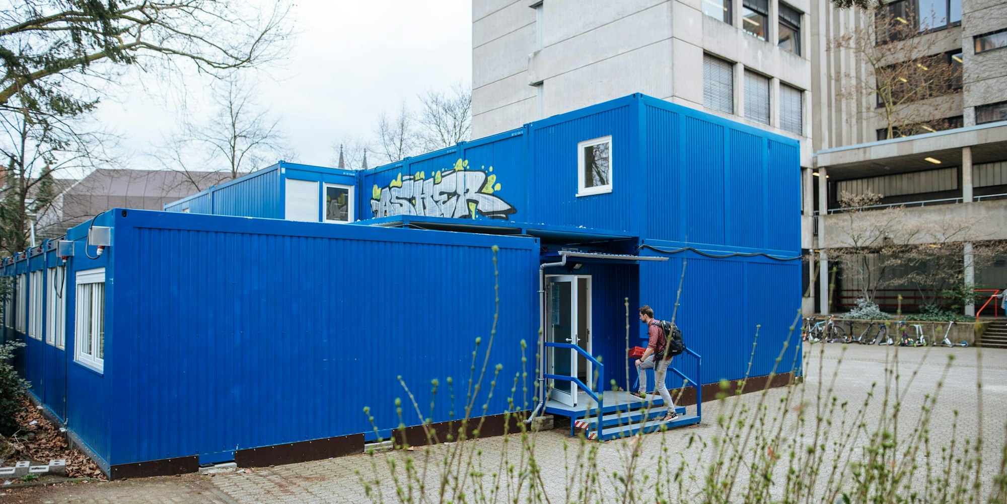 Hansa_Gymnasium_-_blauer_Container