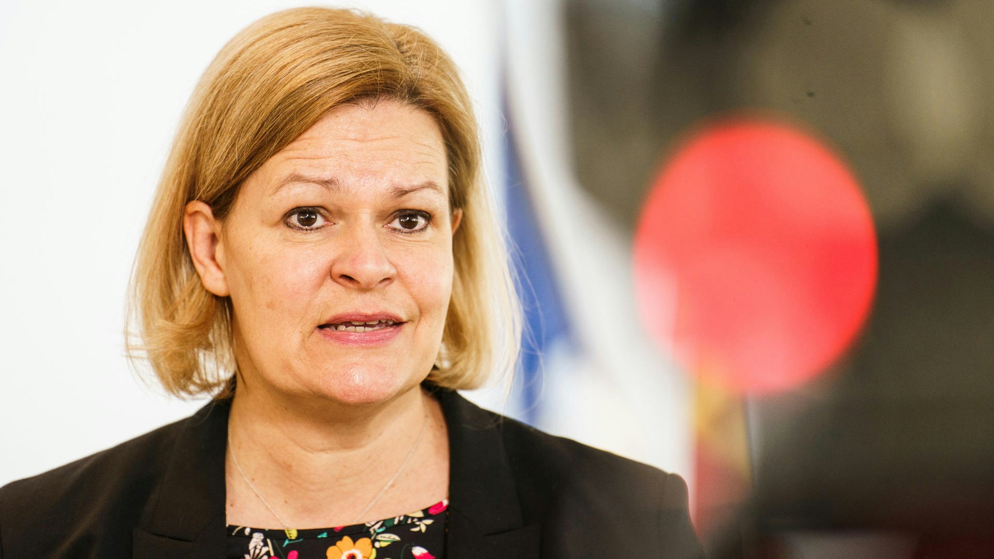 Nancy Faeser spricht in die Kamera.