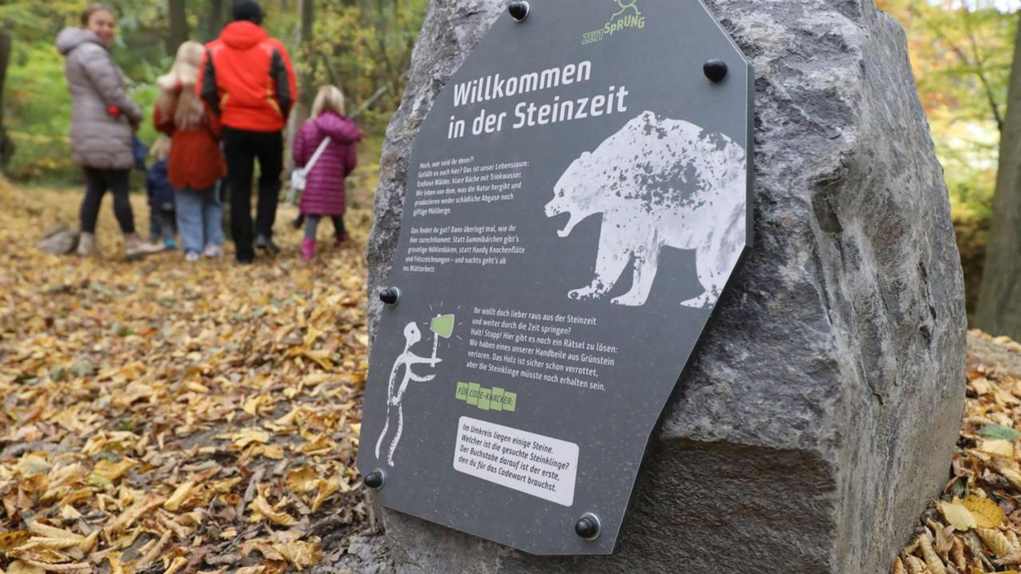Das Schild auf einem Stein hat die Aufschrift „Willkommen in der Steinzeit“.