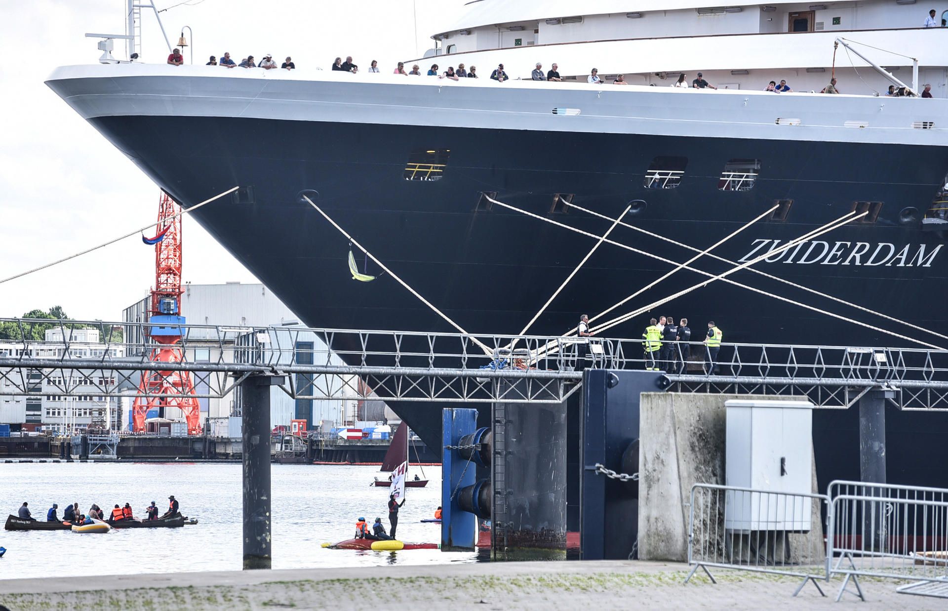 Klimaaktivisten blockieren Kreuzfahrtschiff