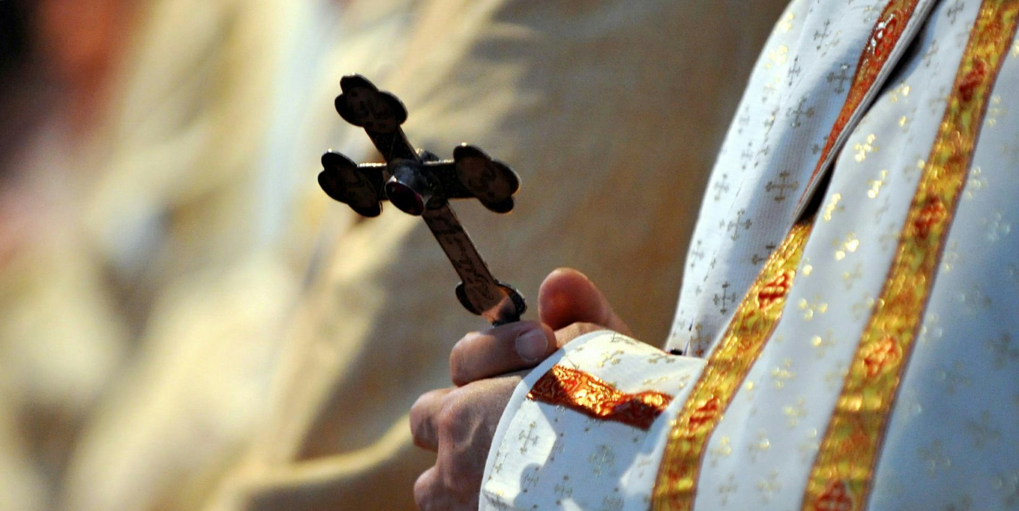 Kirche Kreuz Symbol dpa