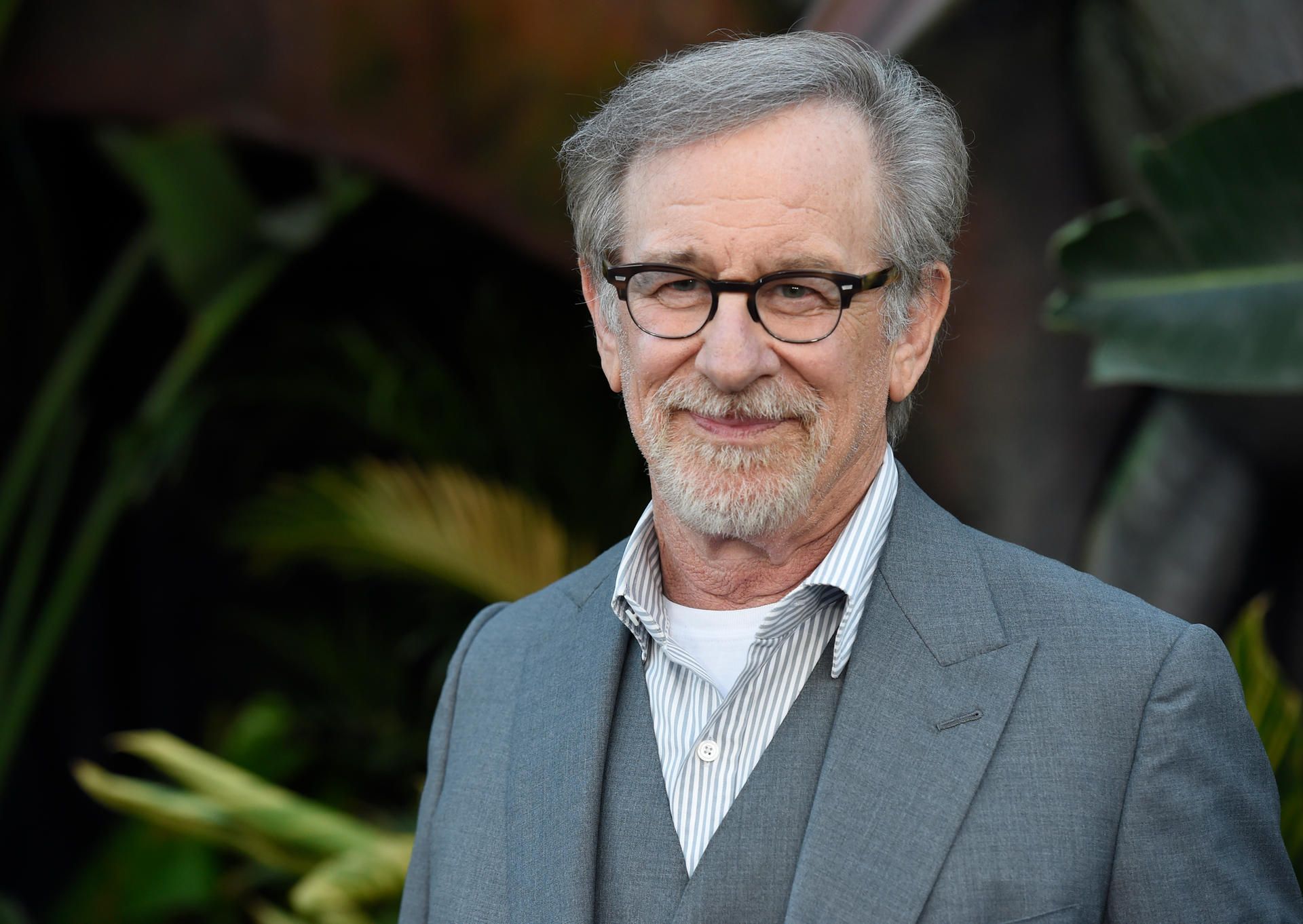 Steven Spielberg steht vor Pflanzen.