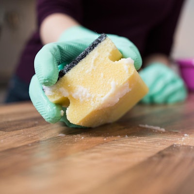 Mensch_putzt_mit_einem_Spülschwamm