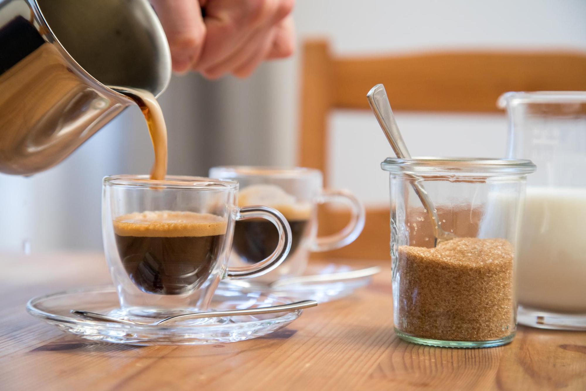 Espressotassen stehen auf dem Tisch