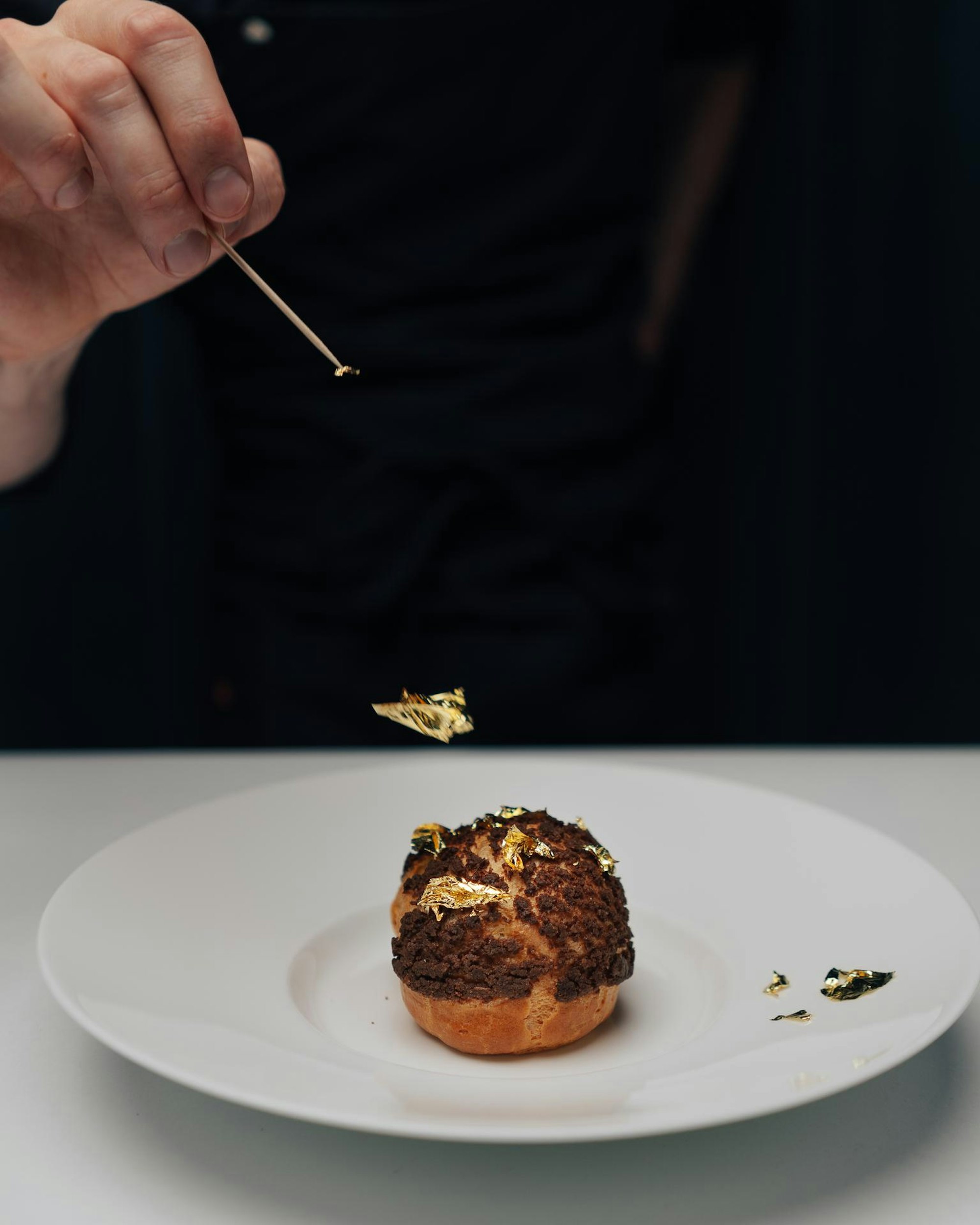 Windbeutel gefüllt mit Tonkabohne, Preiselbeere, Ingwer und Blattgold