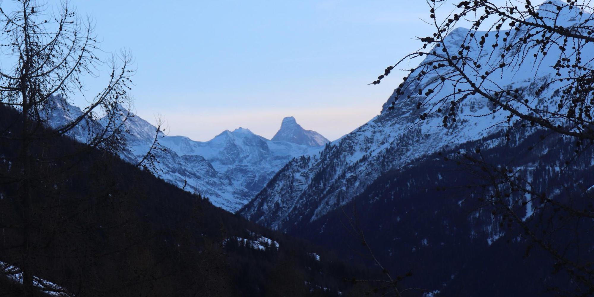 Walliser Alpen und Matterhorn dpa