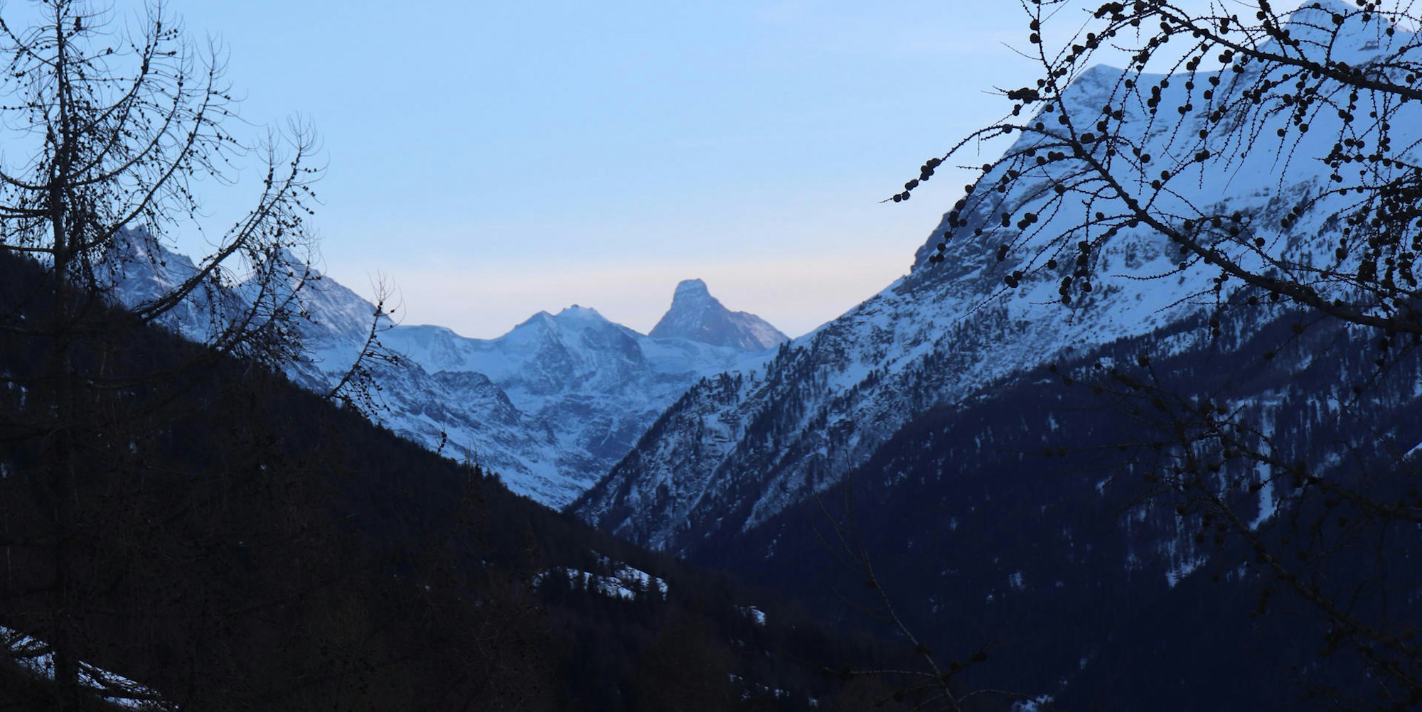 Walliser Alpen und Matterhorn dpa