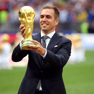 Philipp Lahm bei der WM in Russland mit Pokal