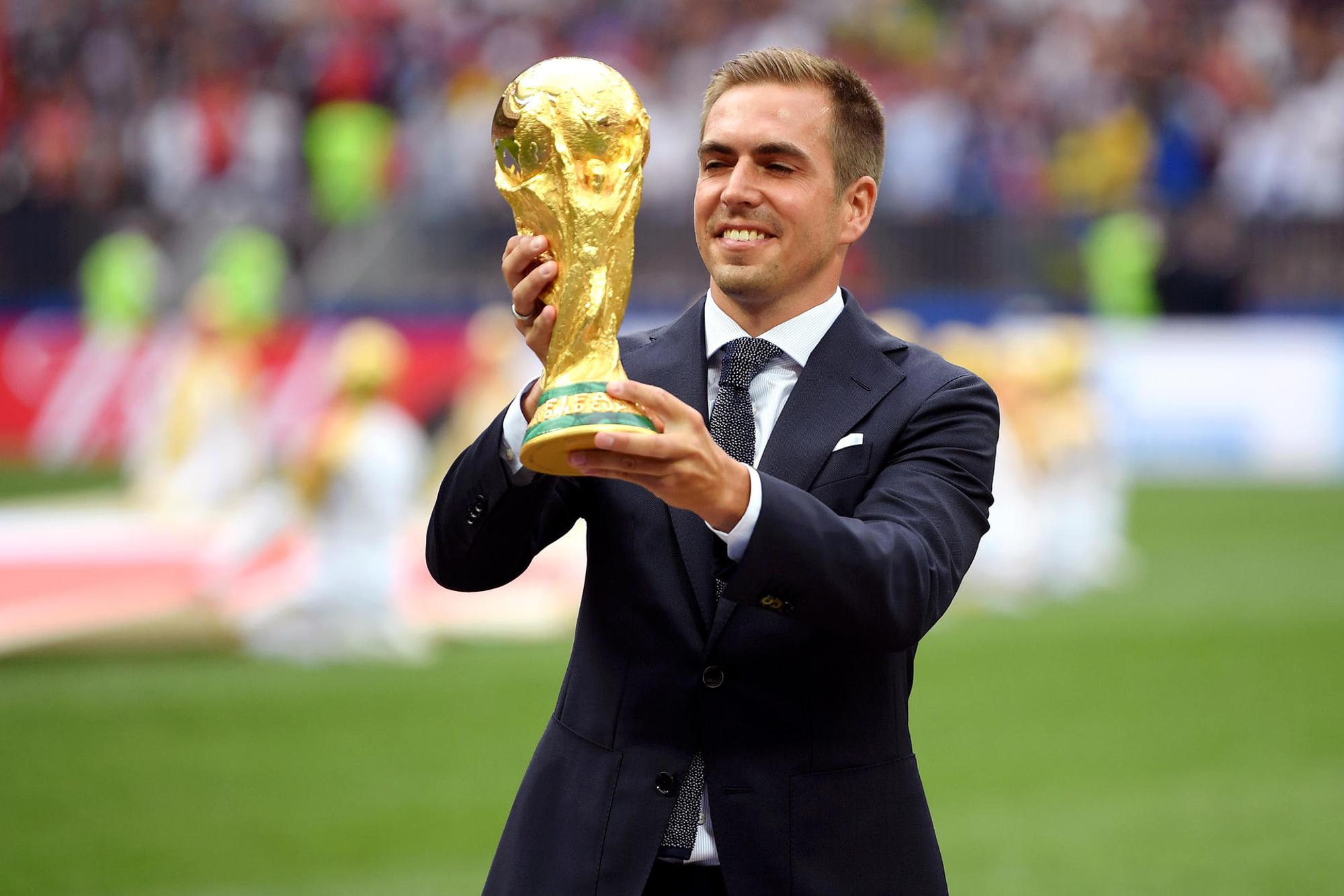 Philipp Lahm bei der WM in Russland mit Pokal