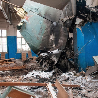 Ukrainischer Soldat in Kriegstrümmern