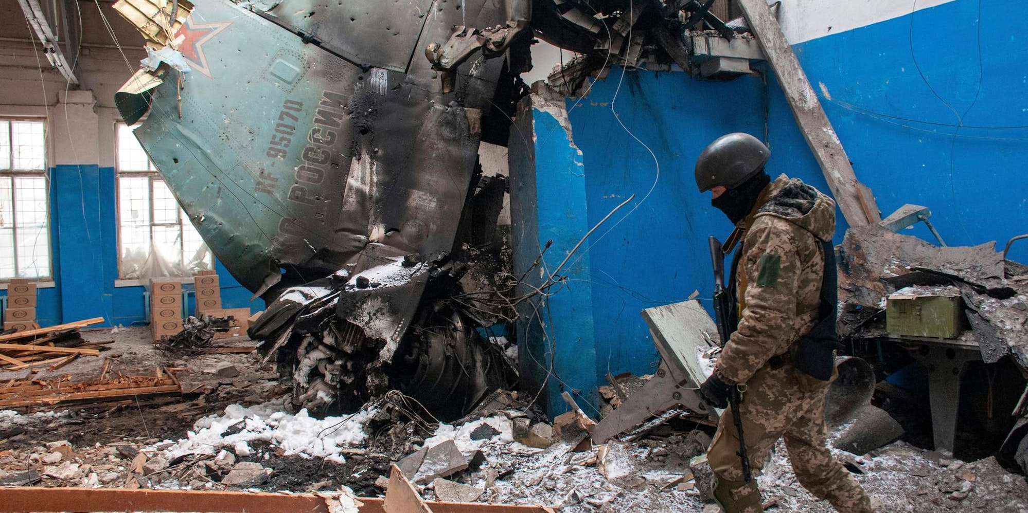 Ukrainischer Soldat in Kriegstrümmern