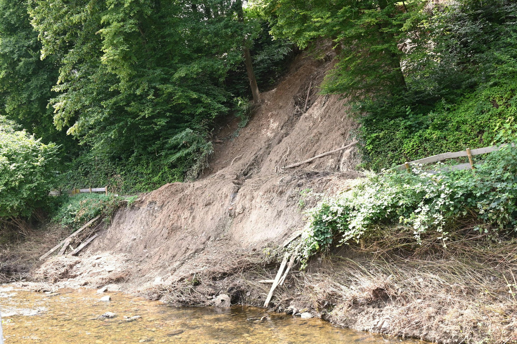 Mühlweg unterspült 030821