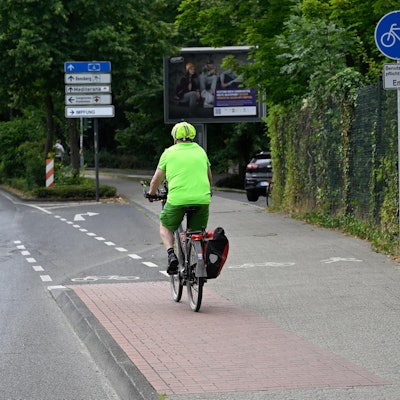 Radweg teilt sich auf 010822