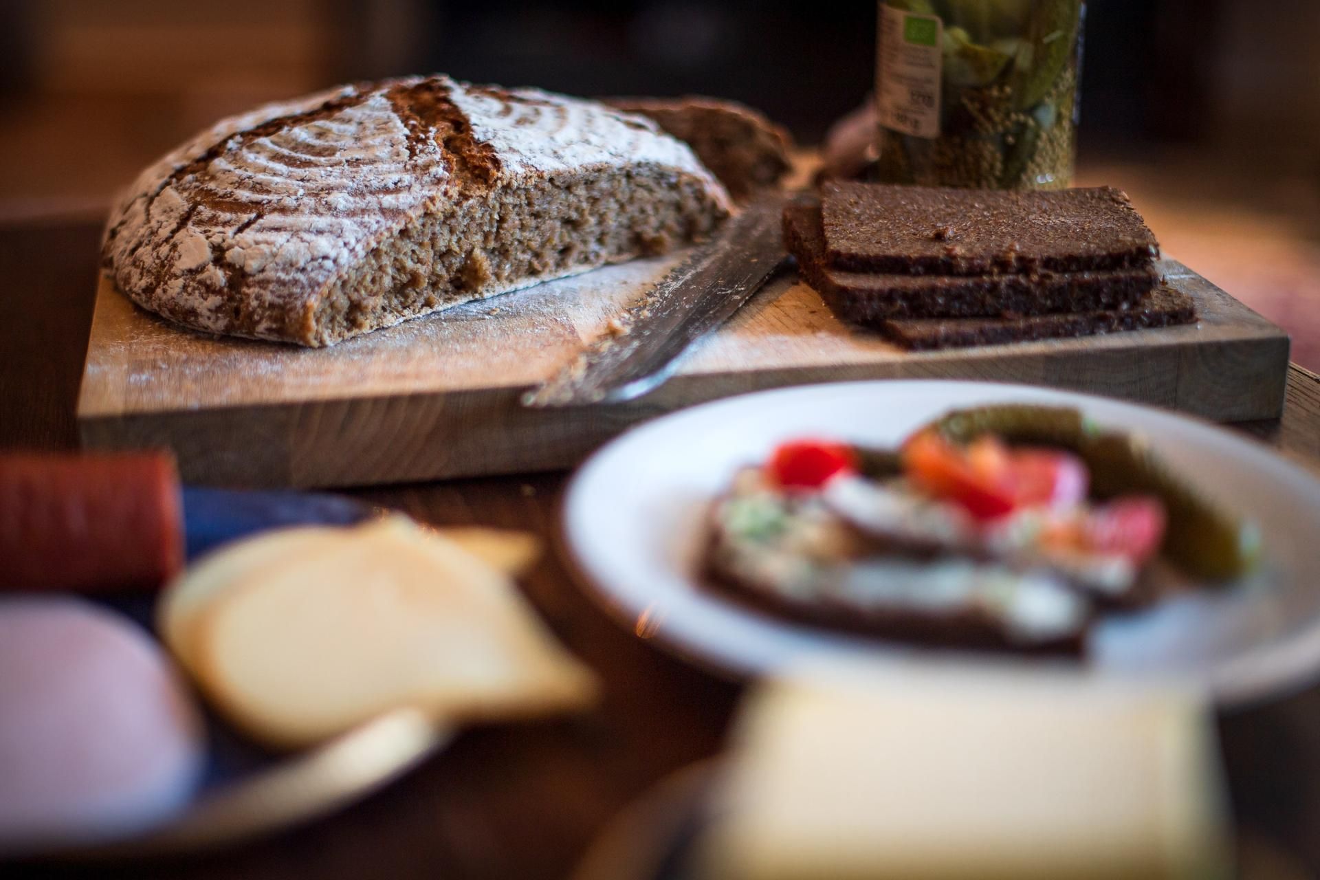 brotlaib mit tomatenbrot