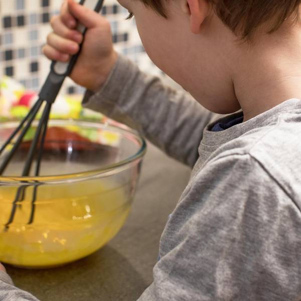 kind rührt in schüssel dpa