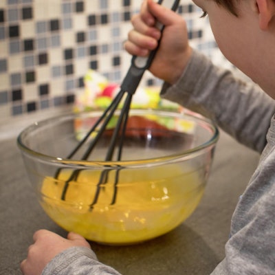 kind rührt in schüssel dpa