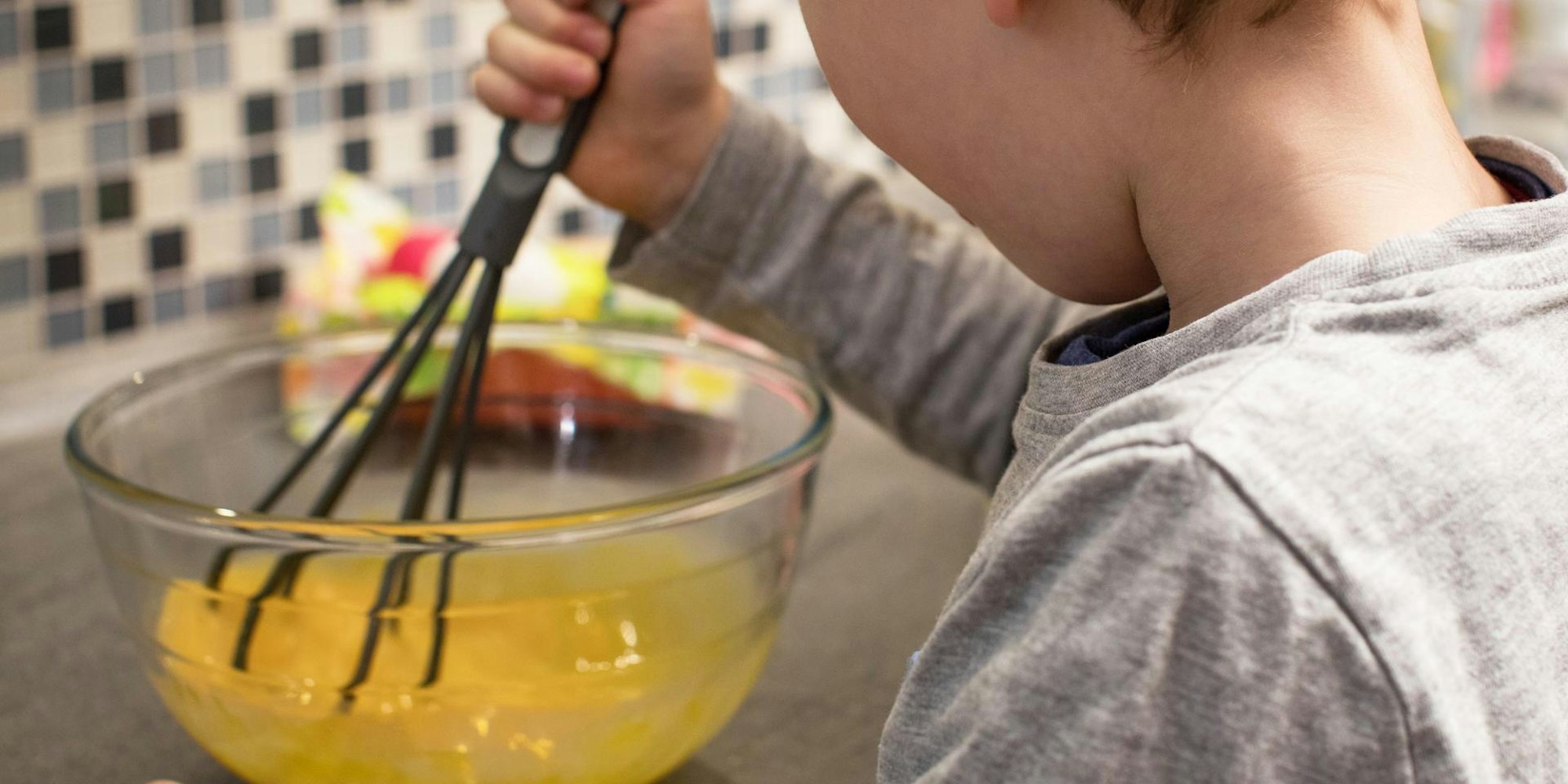 kind rührt in schüssel dpa