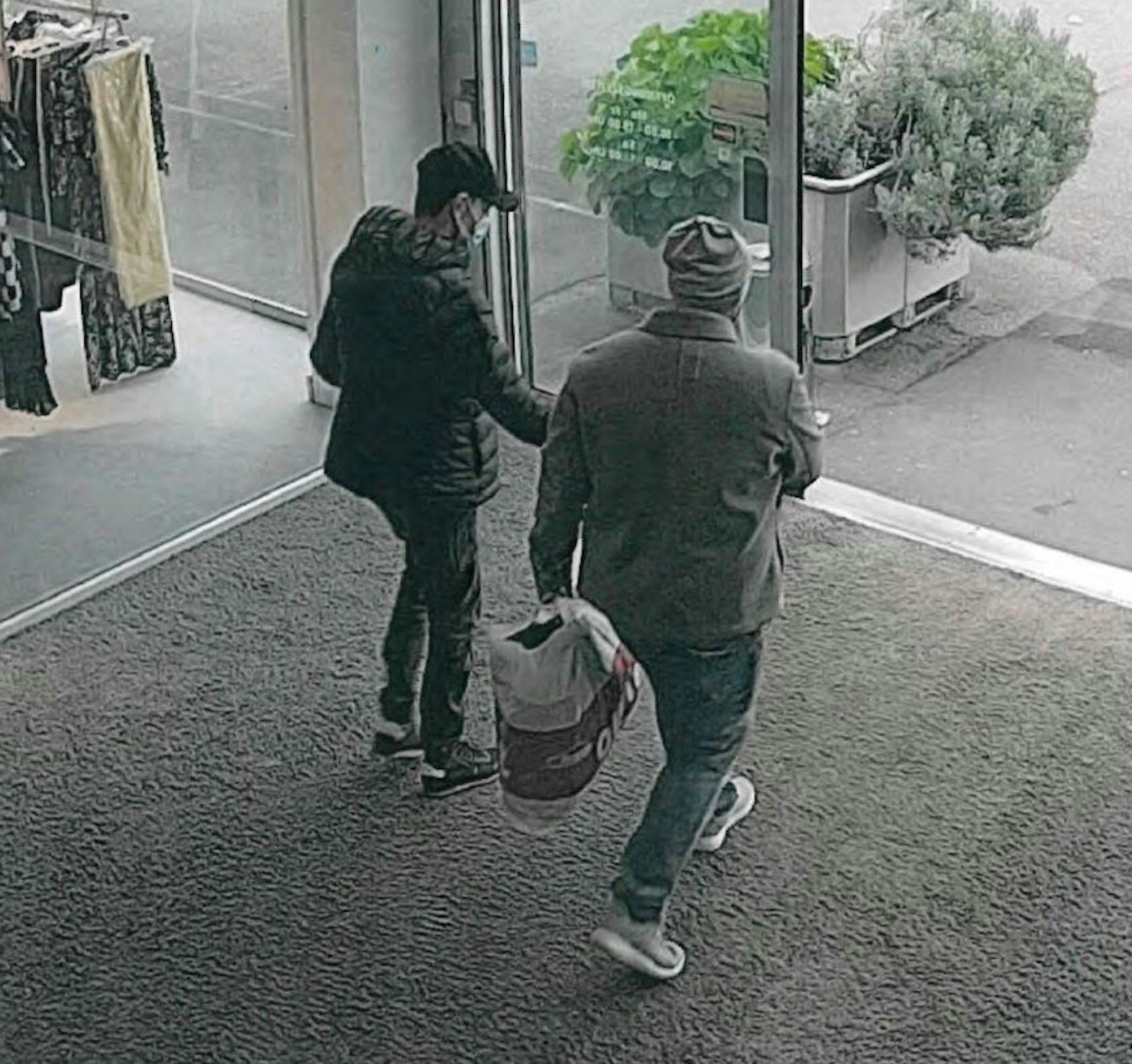 Tatverdächtige beim Verlassen des Outlet