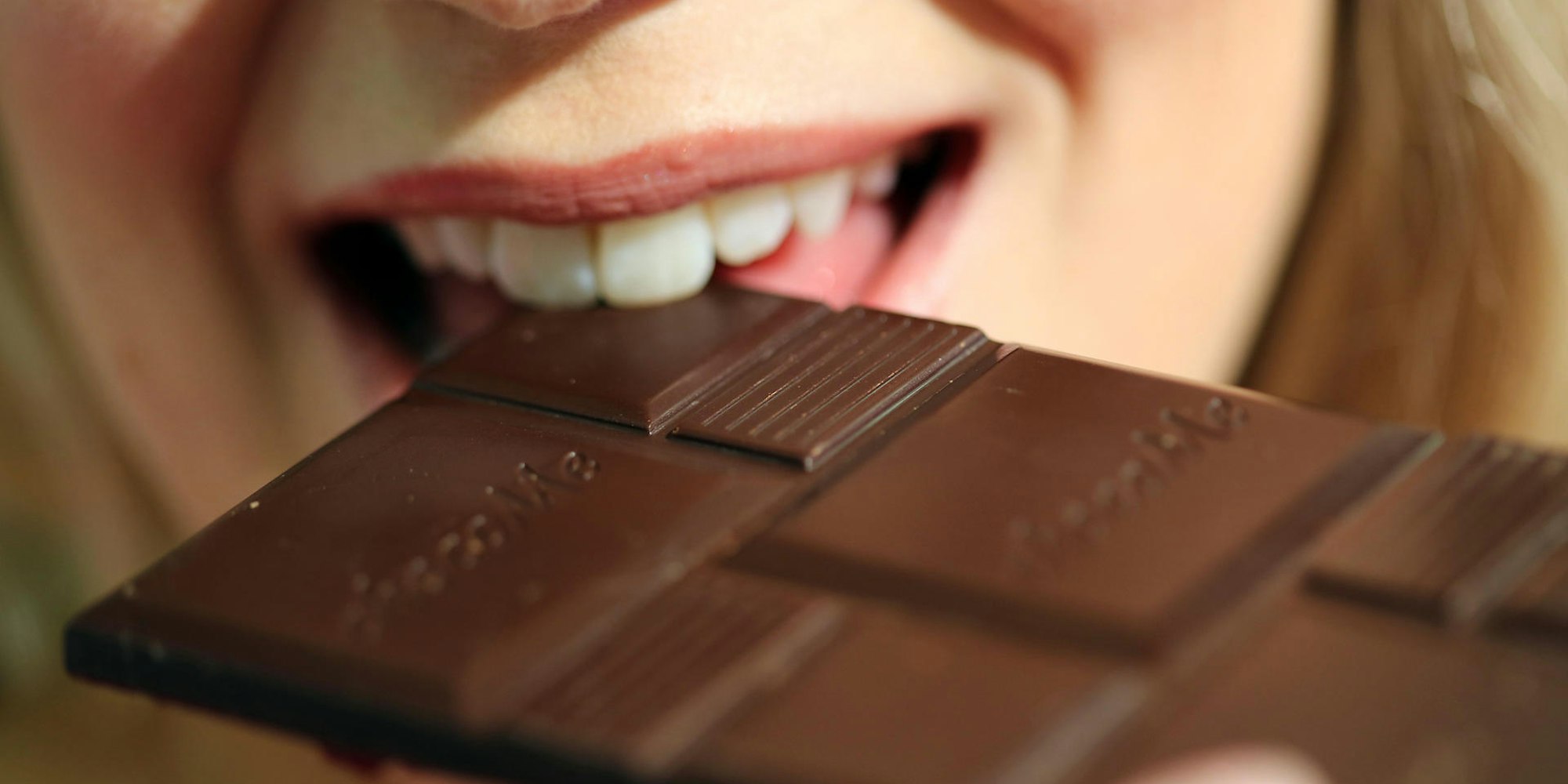 Frau_beist_in_einer_Tafel_Schokolade
