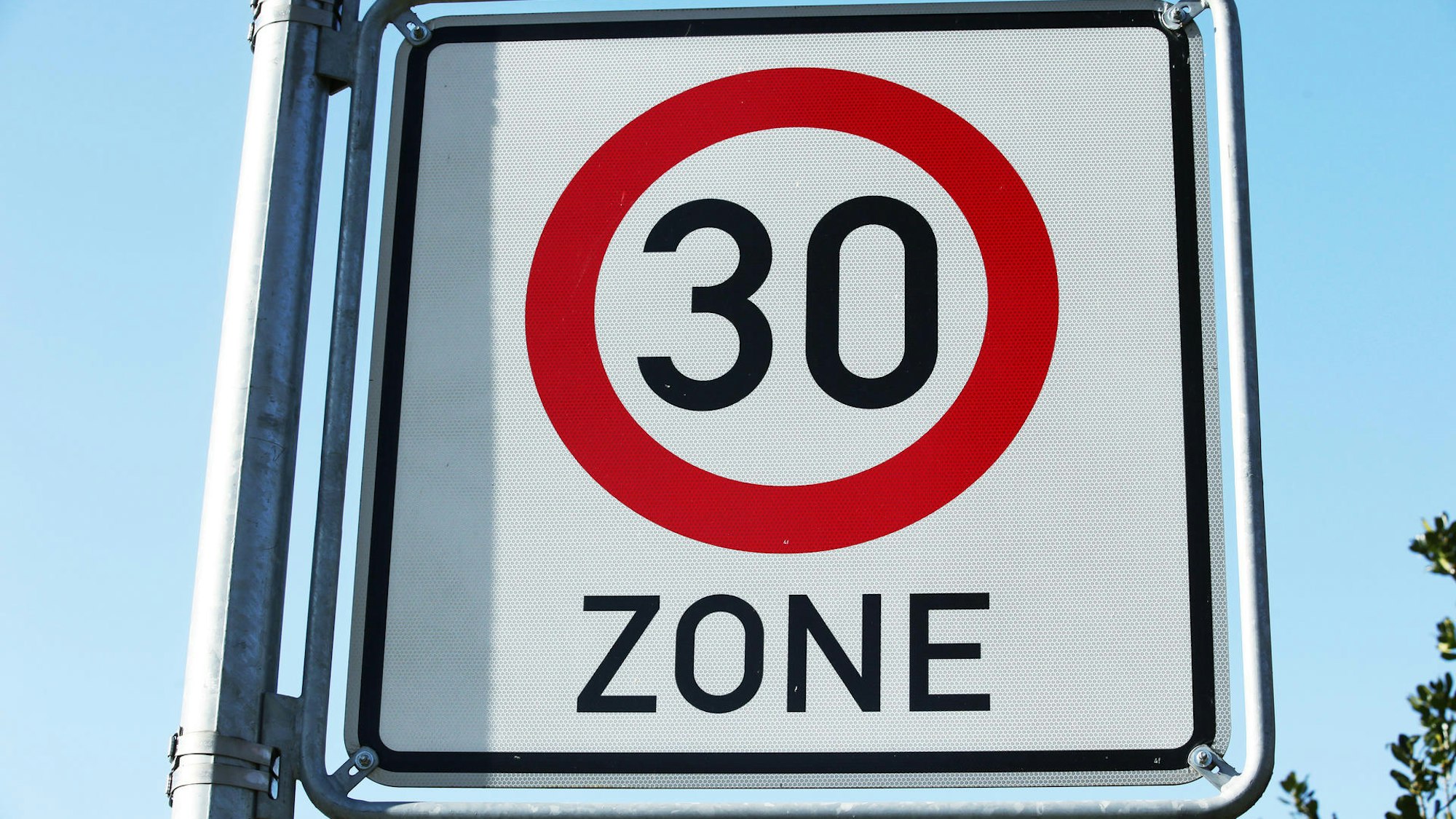 Das Bild zeigt ein Tempo-30-Schild.