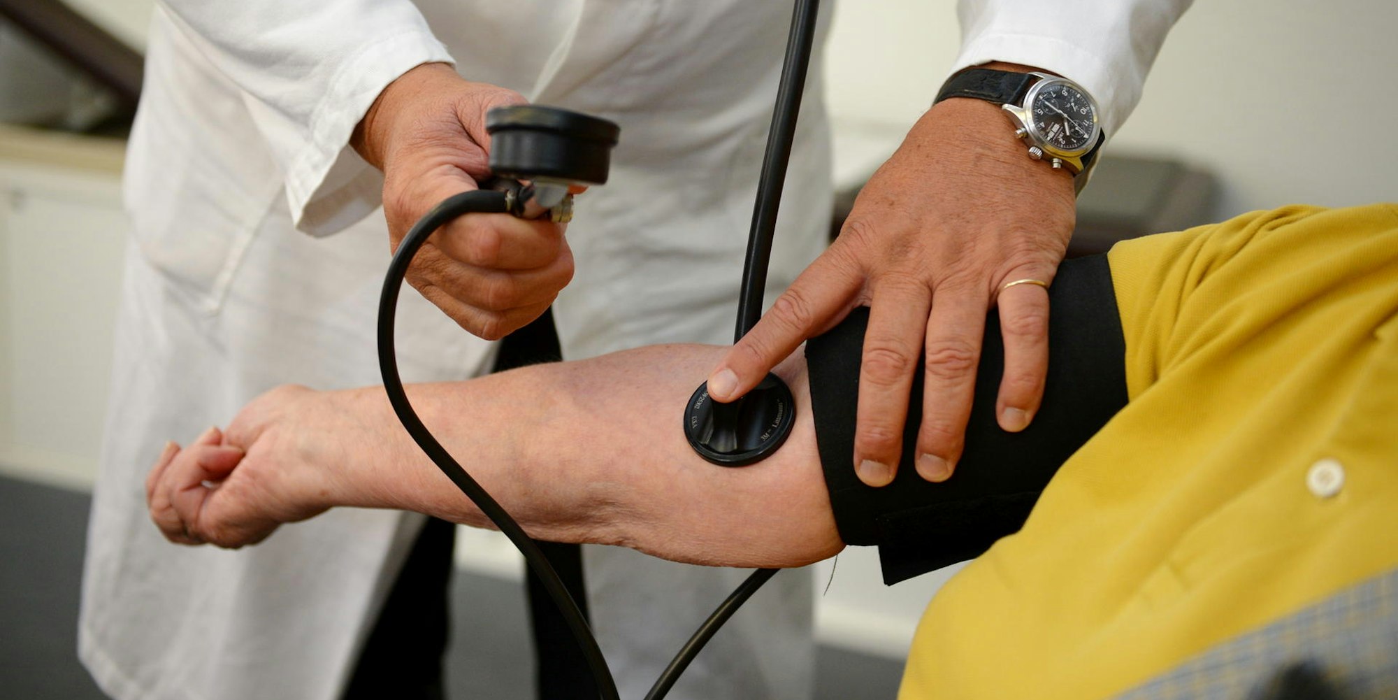 Arzt_misst_Blutdruck