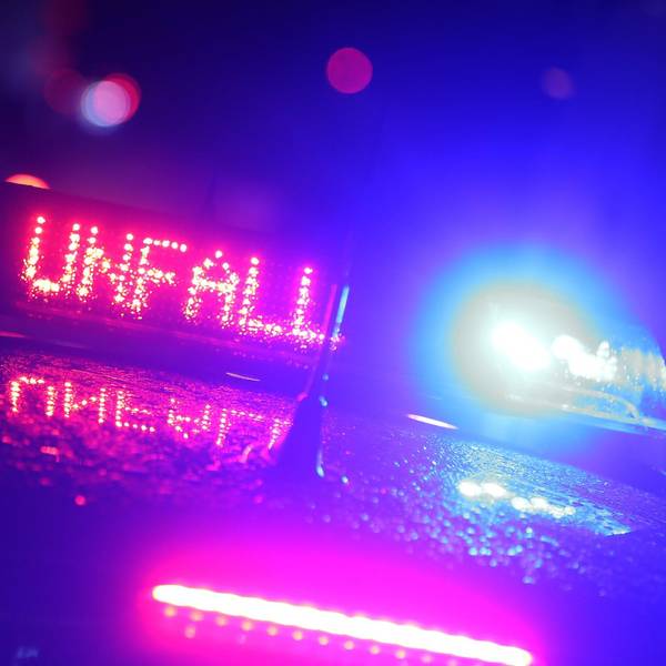 Polizeiauto Sirene und Unfall Symbol im Dunkeln
