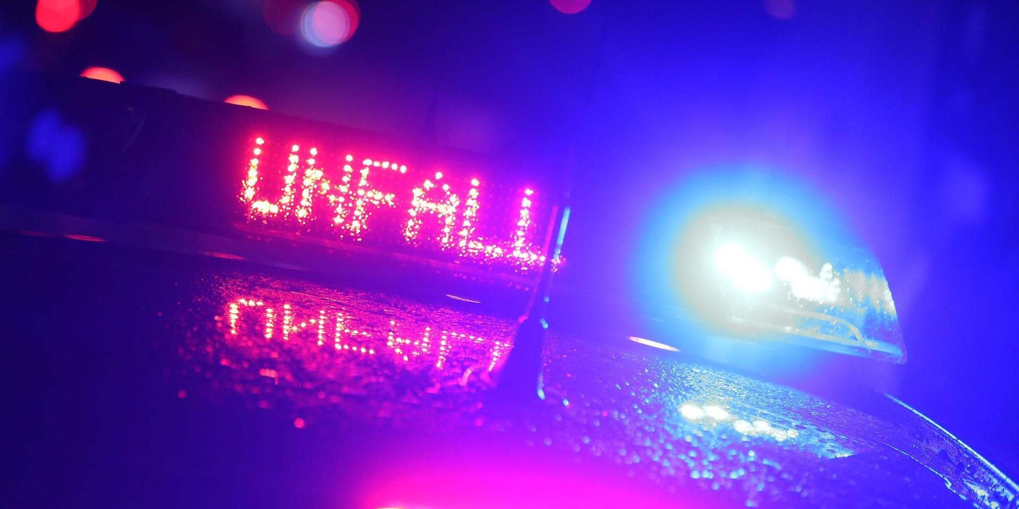 Polizeiauto Sirene und Unfall Symbol im Dunkeln
