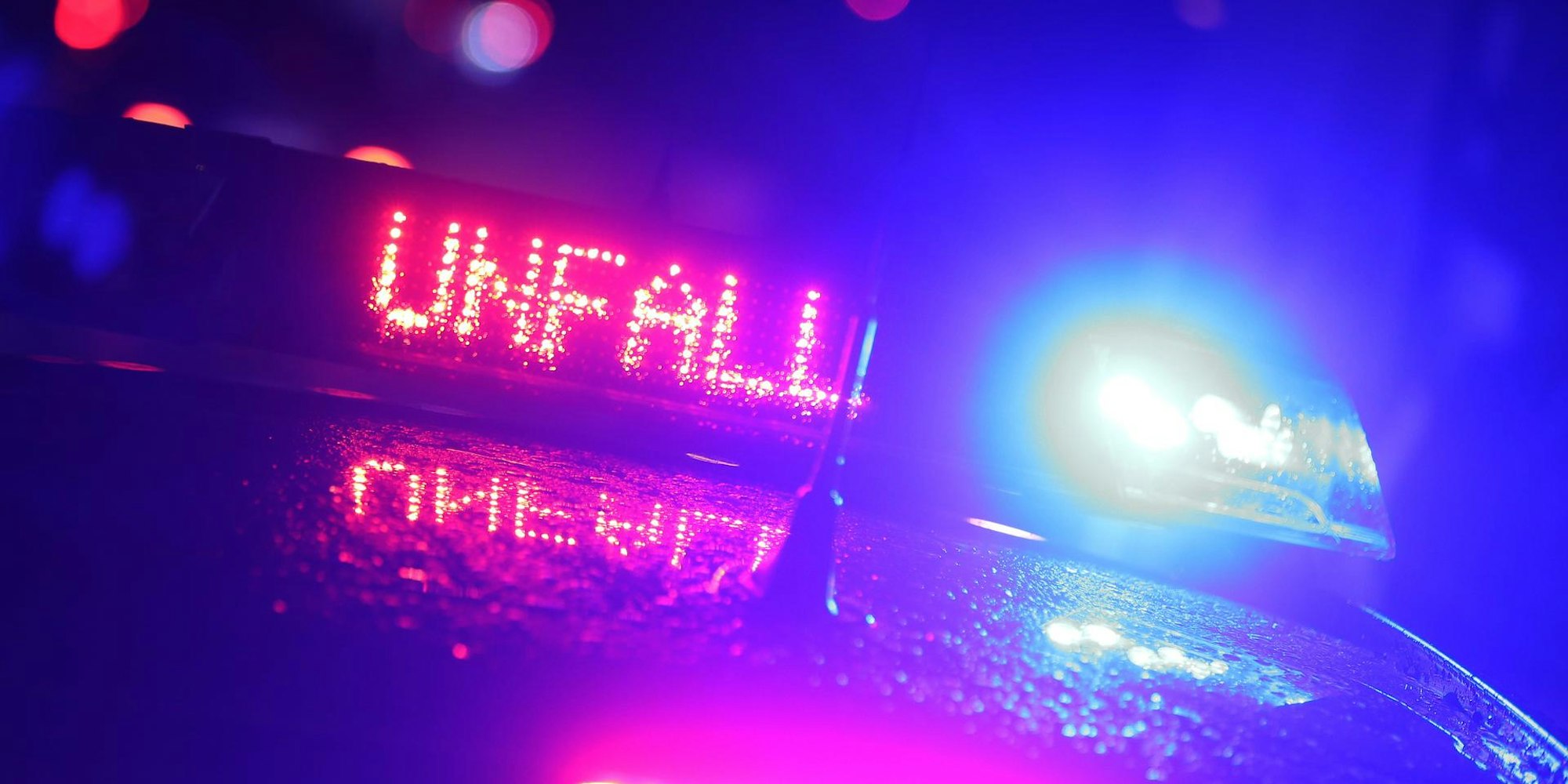 Polizeiauto Sirene und Unfall Symbol im Dunkeln