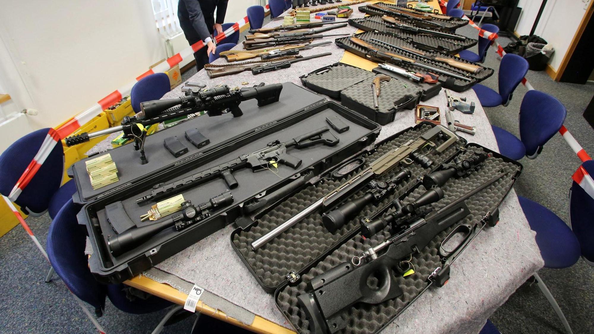 Waffen von Reichsbürgern sind auf einem Tisch ausgebreitet.