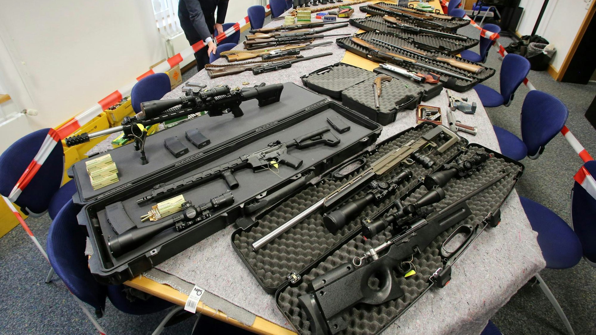 Waffen von Reichsbürgern sind auf einem Tisch ausgebreitet.