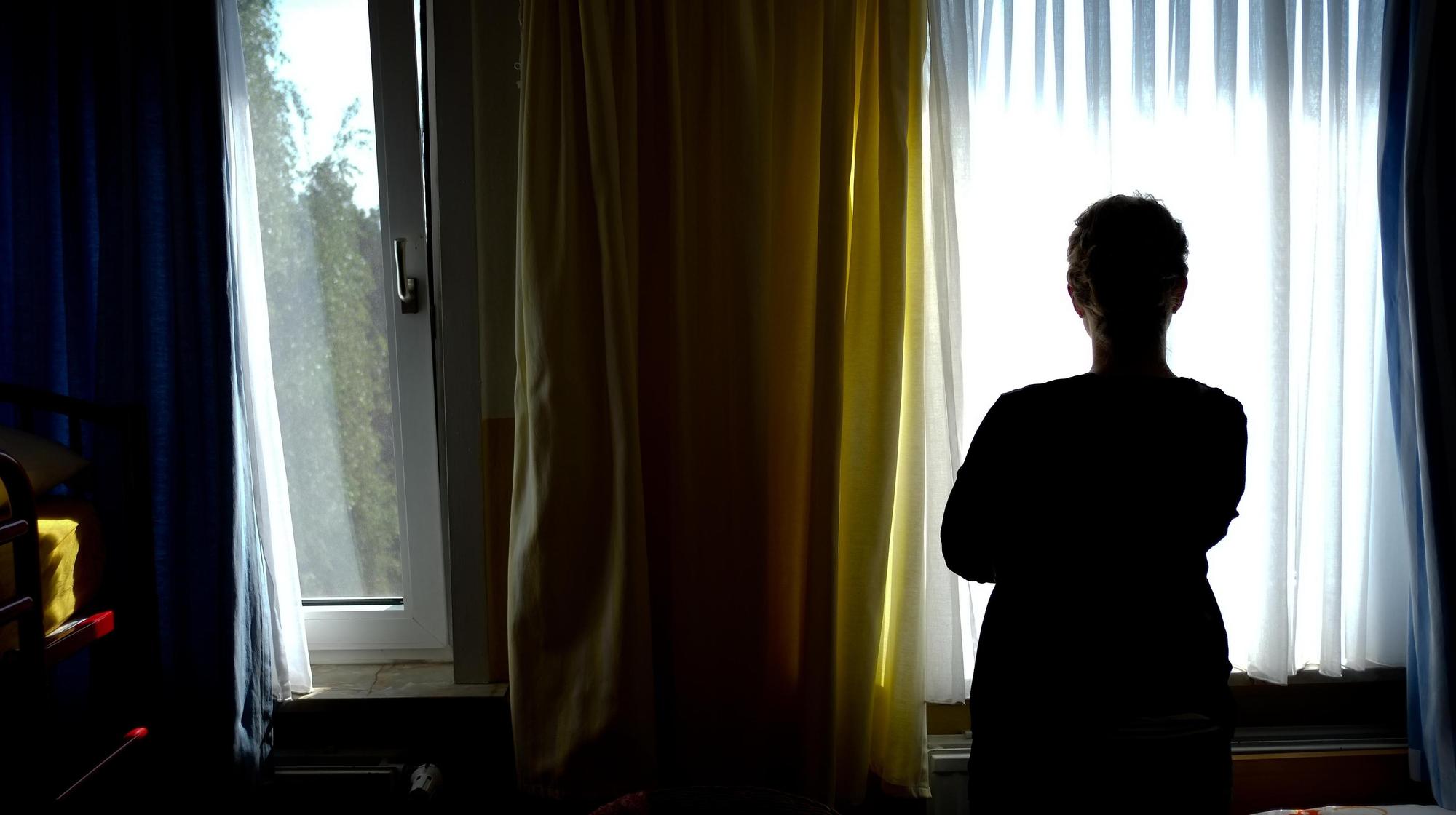Depressionen_Symbol_Frau_Zimmer_dunkel