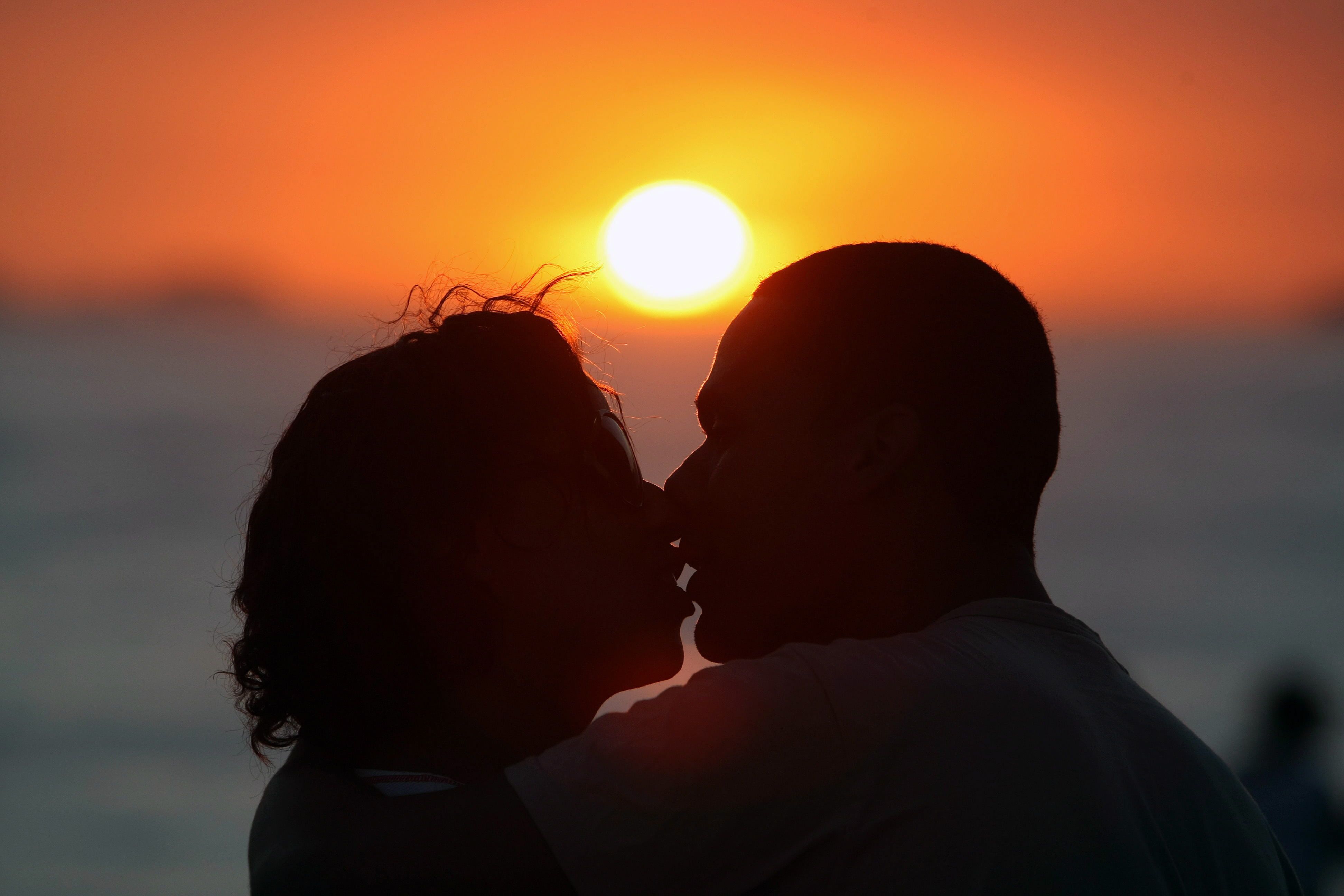 Tag des Kusses_Pärchen_Kuß_Sonnenuntergang